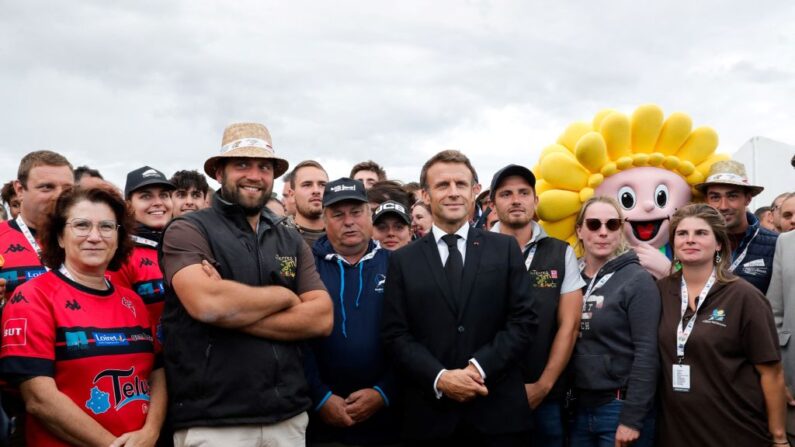 Le président français Emmanuel Macron (C) pose avec des participants à côté du président de la section locale du syndicat "Jeunes agriculteurs" Charles Perdereau (2-L) lors de "Terre de Jim", un rassemblement annuel organisé par le syndicat à Outarville, le 9 septembre 2022. (Photo by Teresa SUAREZ / POOL / AFP) (Photo by TERESA SUAREZ/POOL/AFP via Getty Images)