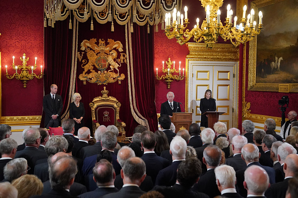 William, prince de Galles, et Camilla, reine consort, regardent le roi Charles III parler lors de sa proclamation en tant que roi lors le 10 septembre 2022 à Londres. Photo de Jonathan Brady - Piscine WPA/Getty Images.