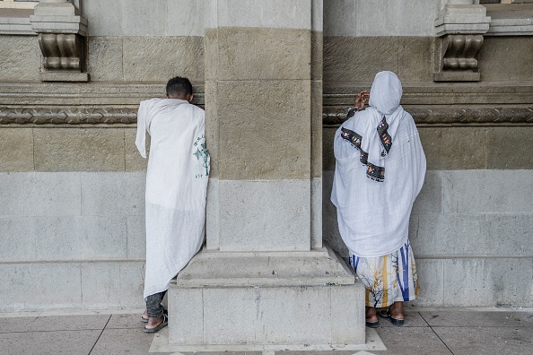 Les fidèles orthodoxes prient à l'église Bole Medhanialem pendant Enkutatash, les vacances du Nouvel An éthiopien à Addis-Abeba, en Éthiopie, le 11 septembre. Photo par Amanuel Sileshi/AFP via Getty Images.