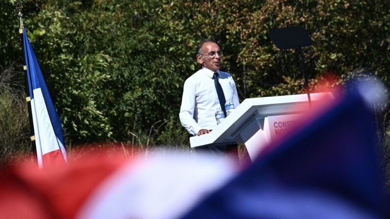 Le leader français de "Reconquete !" Eric Zemmour prononce un discours à l'Université d'été de son parti à Greoux-les-Bains, dans le sud-est de la France, le 11 septembre 2022. (Crédit photo JEFF PACHOUD/AFP via Getty Images)