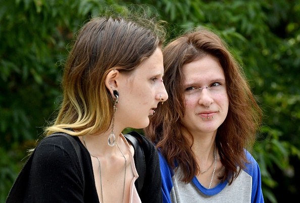 Leur père n'est plus reconnaissable aux sœurs jumelles de 18 ans, depuis qu'il est parti pour combattre en Ukraine il y a environ six mois et en est revenu un « homme brisé ». Photo par Olga MALTSEVA / AFP via Getty Images.