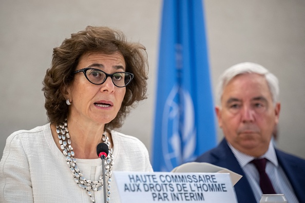 La Haut-Commissaire par intérim des Nations Unies aux droits de l'homme, Nada al-Nashif, prononce un discours à côté du président du Conseil des droits de l'homme, Federico Villegas, à Genève le 12 septembre 2022. Photo Fabrice COFFRINI / AFP via Getty Images.