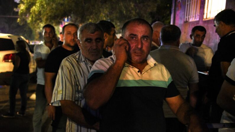 Des proches de militaires, blessés lors d'affrontements frontaliers nocturnes entre l'Arménie et l'Azerbaïdjan, se rassemblent devant un hôpital militaire à Erevan, le 13 septembre 2022. (Photo by KAREN MINASYAN/AFP via Getty Images)