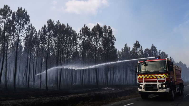 Photo d'illustration - Des pompiers tentent d'éteindre un incendie dans une forêt près de Saumos, dans le sud-ouest de la France, le 14 septembre 2022. (Photo by THIBAUD MORITZ/AFP via Getty Images)