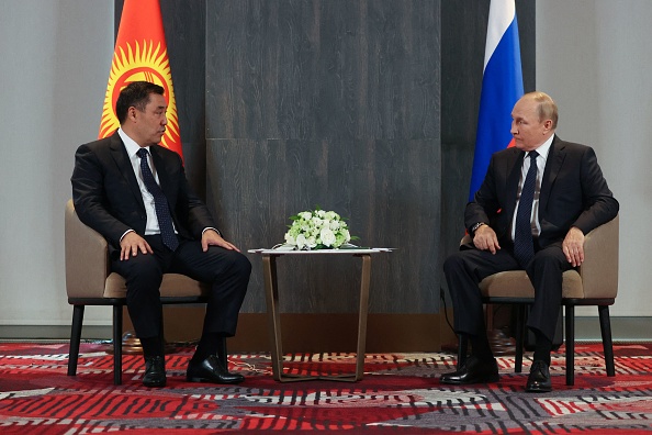 -Le président russe Vladimir Poutine rencontre son homologue kirghize Sadyr Japarov en marge du sommet à Samarcande le 15 septembre 2022. Photo par ALEXANDR DEMYANCHUK/SPUTNIK /AFP via Getty Images.