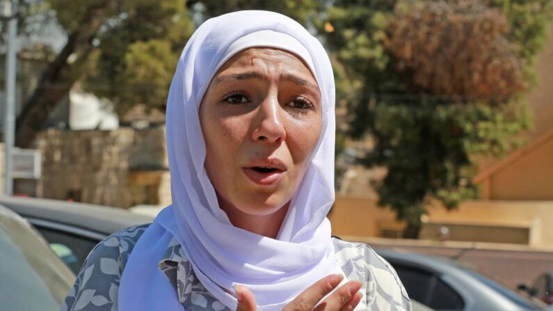 Israa Raed, dont la petite fille de quatre mois, Malak, a été extraite des décombres d'un immeuble effondré, s'adresse à la presse devant l'hôpital où son enfant est soigné, dans la capitale jordanienne Amman, le 15 septembre 2022. (Photo by KHALIL MAZRAAWI/AFP via Getty Images)