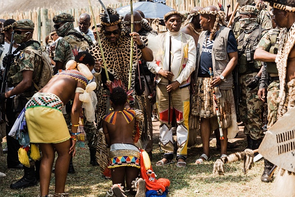 Les jeunes filles zouloues présentent des roseaux au roi de la nation Amazulu Misuzulu kaZwelithini lors de la (danse des roseaux) au palais royal à Nongoma le 17 septembre 2022. Photo de RAJESH JANTILAL/AFP via Getty Images.