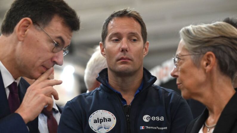 Le Premier ministre français, Elisabeth Borne (à droite), entourée du président du Centre national d'études spatiales (CNES), le scientifique et chercheur Philippe Baptiste (à gauche) et de l'ingénieur aérospatial, pilote et astronaute de l'Agence spatiale européenne Thomas Pesquet (à droite), assistent au 73e Congrès international d'astronautique, qui se tient au Palais des congrès de Paris, le 18 septembre 2022. - Le 73e Congrès international d'astronautique se déroule du 18 septembre 2022 au 22 septembre 2022. (EMMANUEL DUNAND/AFP via Getty Images)