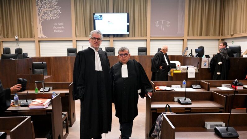 (De gauche à droite) Louis Fagniez et Jean Codognes, avocats du chauffeur de bus, avant l'ouverture du procès de l'affaire Millas à Marseille, dans le sud de la France, le 19 septembre 2022. (Photo by NICOLAS TUCAT/AFP via Getty Images)