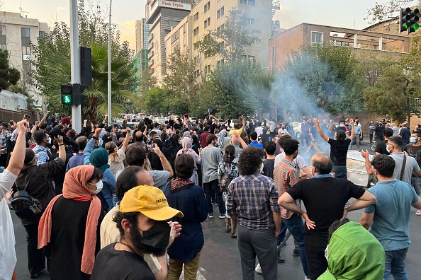 -Des personnes se rassemblent lors d'une manifestation en faveur de Mahsa Amini, une femme décédée après avoir été arrêtée par la "police des mœurs" de la république islamique, à Téhéran le 19 septembre 2022. Photo par -/AFP via Getty Images.