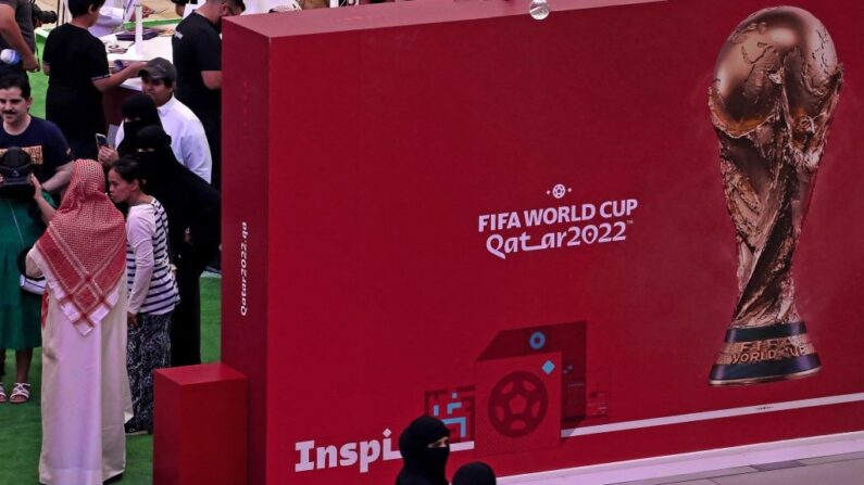 Des personnes visitent un stand installé dans le centre commercial Avenues Mall à Koweït City, le 22 septembre 2022, pour promouvoir la Coupe du monde de la FIFA de cette année au Qatar. (Crédit photo YASSER AL-ZAYYAT/AFP via Getty Images)