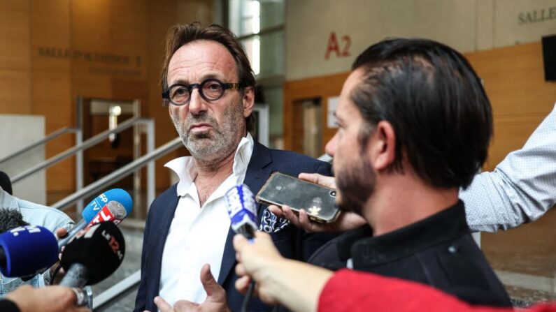 Les avocats de Cédric Jubillar Jean-Baptiste Alary (R) et Alexandre Martin (L) parlent aux journalistes à l'intérieur du palais de justice de Toulouse, le 23 septembre 2022, après l'audition de leur client devant les deux juges chargés de l'enquête sur la disparition de sa femme. (Photo by CHARLY TRIBALLEAU/AFP via Getty Images)