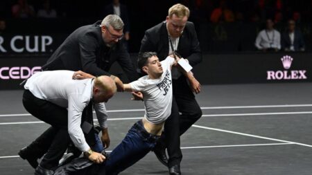 Tennis: un militant écologiste met le feu à son bras à la Laver Cup