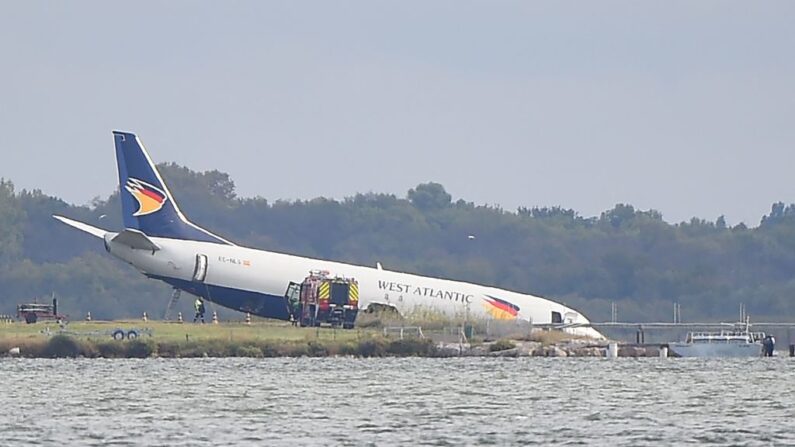 Cette photo montre un Boeing 737 de l'Aéropostale après qu'il soit sorti de la piste lors de sa phase d'atterrissage de nuit à l'aéroport de Montpellier, le 24 septembre 2022. (Photo by SYLVAIN THOMAS/AFP via Getty Images)