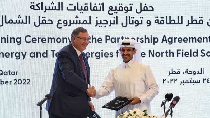 Saad Sherida al-Kaabi (d.), ministre d'État aux affaires énergétiques du Qatar et président de QatarEnergy, et Patrick Pouyanné (g.), PDG du groupe énergétique français TotalEnergies, se serrent la main lors d'une cérémonie de signature au siège de QatarEnergy à Doha, le 24 septembre 2022. (Photo KARIM JAAFAR/AFP via Getty Images)