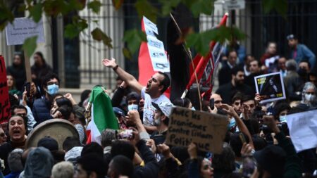 Mort de Mahsa Amini: des gaz lacrymogènes lancés contre des manifestants devant l’ambassade d’Iran à Paris