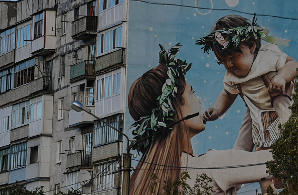 Cette photo montre une peinture murale sur un bâtiment résidentiel à Bakhmut, dans la région de Donetsk, le 25 septembre 2022, (Photo : JUAN BARRETO/AFP via Getty Images)