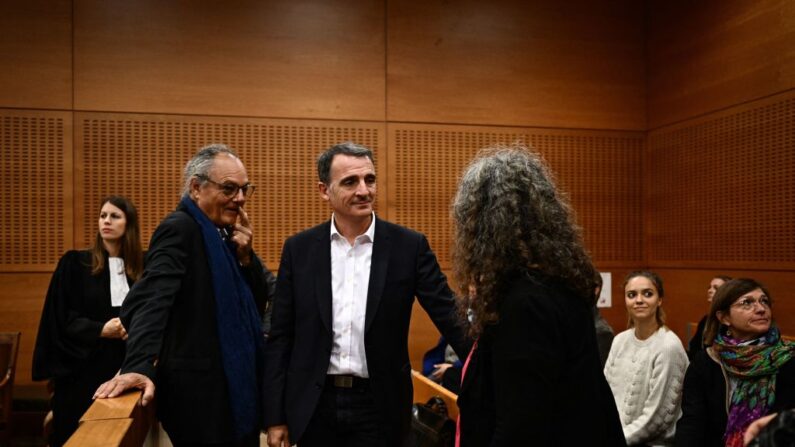 Le maire EELV de Grenoble Eric Piolle (c) attend avec François Langlois, ancien directeur général des services de Grenoble (g) avant une audience à la salle du tribunal correctionnel de Valence, le 26 septembre 2022. (Photo by JEFF PACHOUD/AFP via Getty Images)