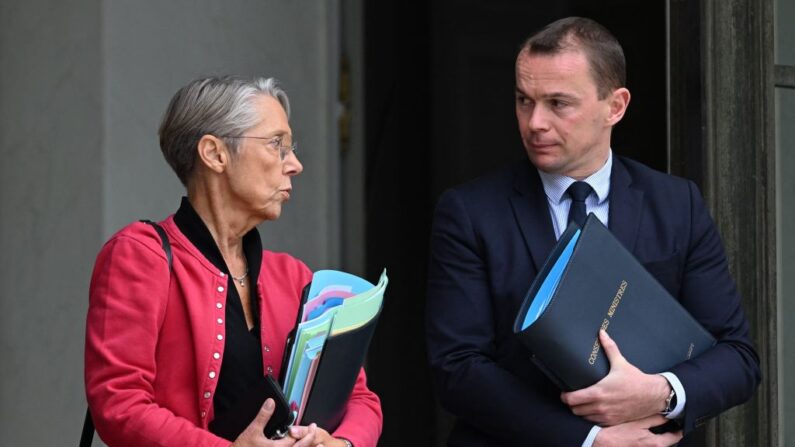 La Première ministre française Élisabeth Borne et le ministre français du Travail Olivier Dussopt quittent la salle après une réunion du cabinet à l'Élysée, le 26 septembre 2022. (Photo de EMMANUEL DUNAND/AFP via Getty Images)