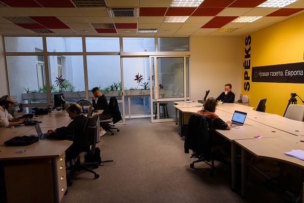 Kirill Martynov, rédacteur en chef adjoint de Novaya Gazeta, est photographié dans un bureau le 8 septembre 2022 à Riga, en Lettonie. Photo de GINTS IVUSKANS/AFP via Getty Images.