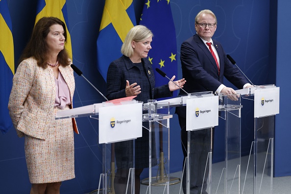 (De gauche à droite) La ministre suédoise des Affaires étrangères, Ann Linde, le Premier ministre, Magdalena Andersson, et le ministre de la Défense, Peter Hultqvist, tiennent une conférence de presse sur la fuite de gaz dans la mer Baltique provenant de Nord Stream, à Stockholm, le 27 septembre 2022.  (Photo : FREDRIK PERSSON/TT News Agency/AFP via Getty Images)