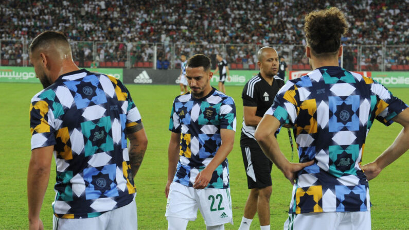 Des joueurs algériens sont photographiés lors d'un match de football amical avec la Guinée, le 23 septembre 2022 à Oran.(Photo by -/AFP via Getty Images)