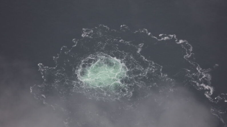 Cette photo polycopiée prise et publiée le 28 septembre 2022 montre le dégagement de gaz émanant d'une fuite sur le gazoduc Nord Stream 2 dans la mer Baltique, à At Sea. (Photo by Handout/Getty Images)