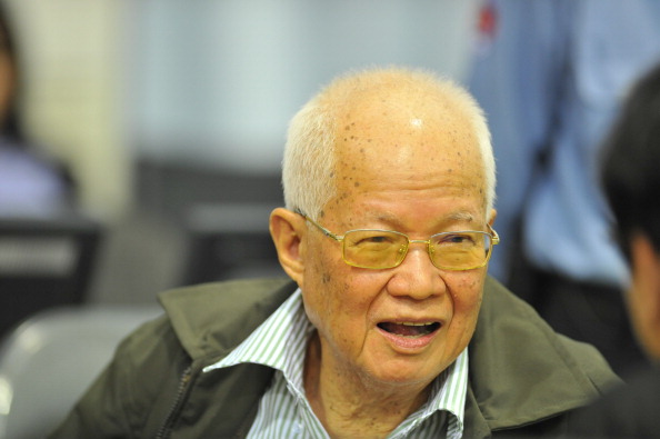 -L’ancien responsable khmer rouge Khieu Samphan, qui était chef d'État sous le régime, apparaît dans les chambres extraordinaires des tribunaux cambodgiens, le 22 novembre 2011 à Phnom Penh. Photo de Mark Peters/ECCC via Getty Images.