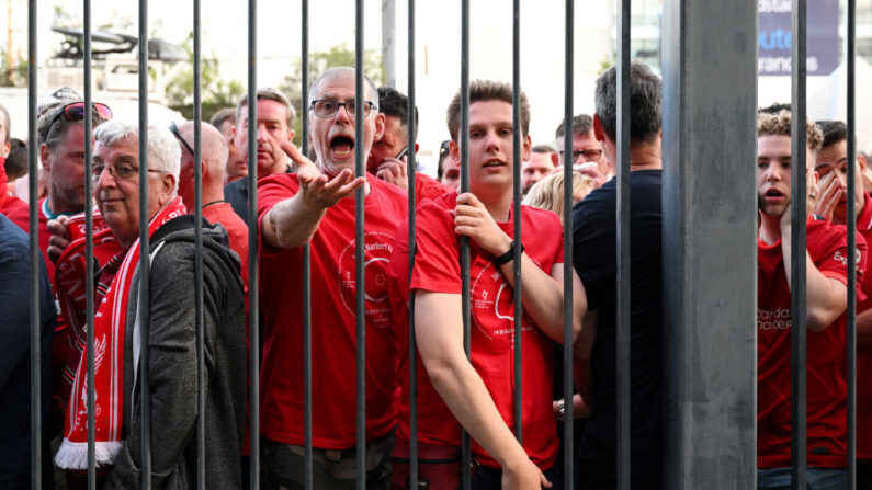 Les fans de Liverpool réagissent alors qu'ils font la queue devant le stade avant le match de la finale de l'UEFA Champions League entre le Liverpool FC et le Real Madrid au Stade de France le 28 mai 2022 à Paris, France.(Matthias Hangst/Getty Images)