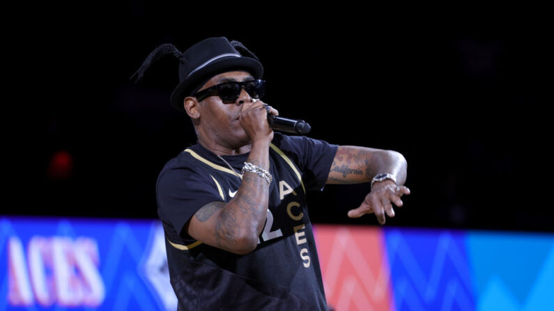 Coolio se produit à la mi-temps d'un match entre le Connecticut Sun et les Las Vegas Aces à la Michelob ULTRA Arena, le 31 mai 2022 à Las Vegas, dans le Nevada. (Photo by Ethan Miller/Getty Images)