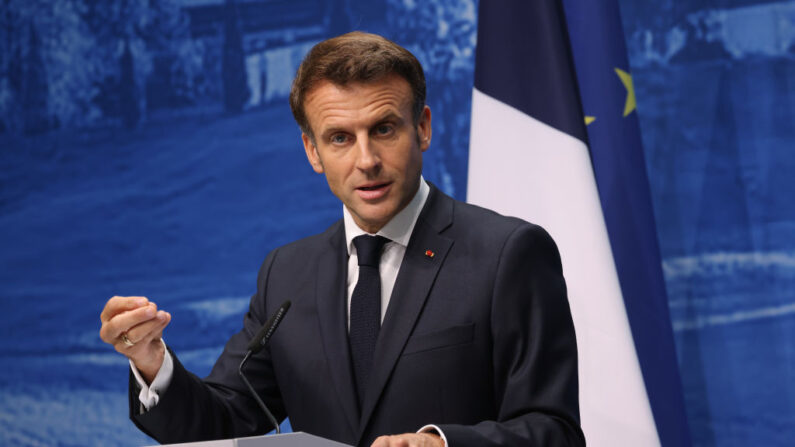 Emmanuel Macron s'adresse aux médias lors du troisième et dernier jour du sommet du G7 au Schloss Elmau, le 28 juin 2022, près de Garmisch-Partenkirchen, en Allemagne. (Photo by Sean Gallup/Getty Images)