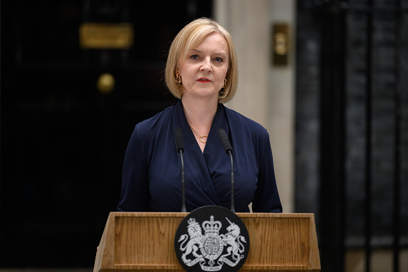 -L’ancienne secrétaire aux Affaires étrangères Liz Truss s'adresse aux médias devant le numéro 10 après être devenue le nouveau Premier ministre à Downing Street le 06 septembre 2022 à Londres. Photo de Leon Neal/Getty Images.