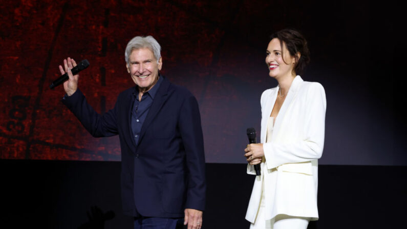 Harrison Ford et Phoebe Waller-Bridge parlent sur scène lors de la D23 Expo 2022 au Anaheim Convention Center à Anaheim, Californie, le 10 septembre 2022. (Photo by Jesse Grant/Getty Images for Disney)