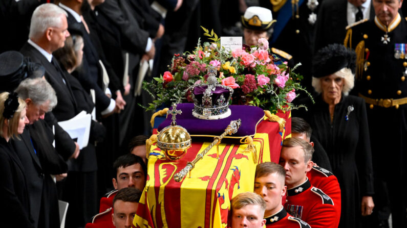 Anne, princesse royale, et Camilla, reine consort, marchent le long du cercueil de la reine Elizabeth II, surmonté de la couronne impériale, alors qu'il quitte l'abbaye de Westminster lors des funérailles nationales de la reine Elizabeth II, le 19 septembre 2022 à Londres, en Angleterre.(Photo by Gareth Cattermole/Getty Images)