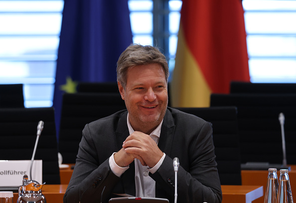 Le ministre de l’Économie et de l'Action climatique ainsi que le vice-chancelier Robert Habeck arrivent pour la réunion hebdomadaire du cabinet gouvernemental, le 28 septembre 2022 à Berlin, en Allemagne. (Photo : Sean Gallup/Getty Images)