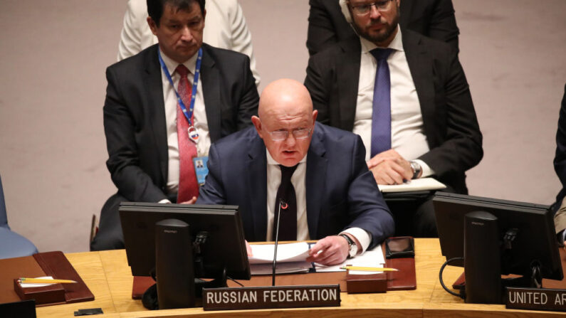 L'ambassadeur russe aux Nations Unies, Vasily Nebenzya, assiste au vote au Conseil de sécurité des Nations Unies sur une résolution visant à ne pas reconnaître l'annexion par la Russie des régions de Donetsk, Luhansk, Kherson et Zaporizhzhia, le 30 septembre 2022 au siège des Nations Unies à New York. (Photo by Spencer Platt/Getty Images)