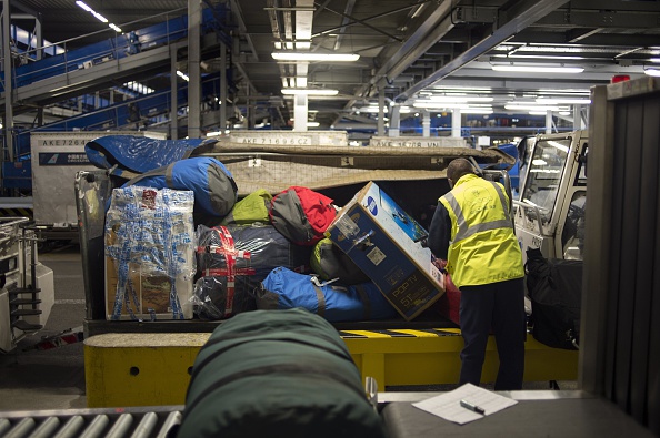 Bagagiste à l'aéroport de Roissy, au nord de Paris.    (Photo : FRED DUFOUR/AFP via Getty Images)