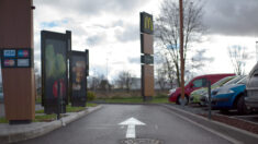 Yvelines: il se fait poignarder par des livreurs Uber Eats, alors qu’il patientait au drive du McDo