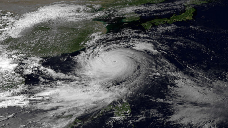 DANS L'ESPACE - 20 SEPTEMBRE : Sur cette image, prise par le satellite MTSAT-2 de l'Agence météorologique japonaise et fournie par la National Oceanic and Atmospheric Administration (NOAA), le super typhon Usagi se dirige vers l'ouest-nord-ouest le 20 septembre 2013 entre les Philippines et Taïwan en passant par le détroit de Luzon. (Photo by NOAA via Getty Images)