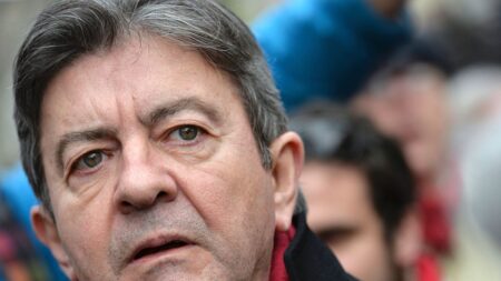 « Je pèse mes mots »: Mélenchon met mal à l’aise un journaliste en lui tapotant la joue