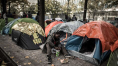 Évacuation à Paris d’un campement de jeunes migrants à Bastille après une épidémie de gale