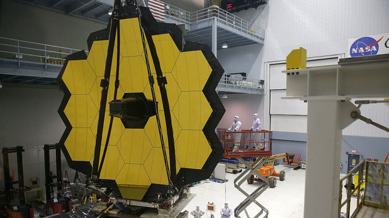 Des ingénieurs et des techniciens assemblent le télescope spatial James Webb le 2 novembre 2016 au Goddard Space Flight Center de la NASA à Greenbelt, dans le Maryland. (Photo by Alex Wong/Getty Images)