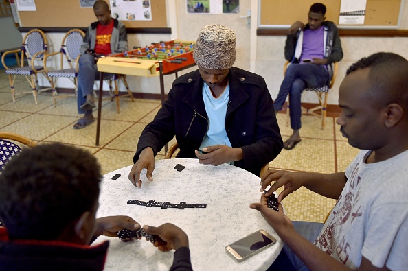 Des migrants jouent aux dominos dans un "Centre dAccueil et dOrientation pour migrants" (CAO), le 4 janvier 2017 à Saint-Brévin-les-Pins. (LOIC VENANCE/AFP via Getty Images)