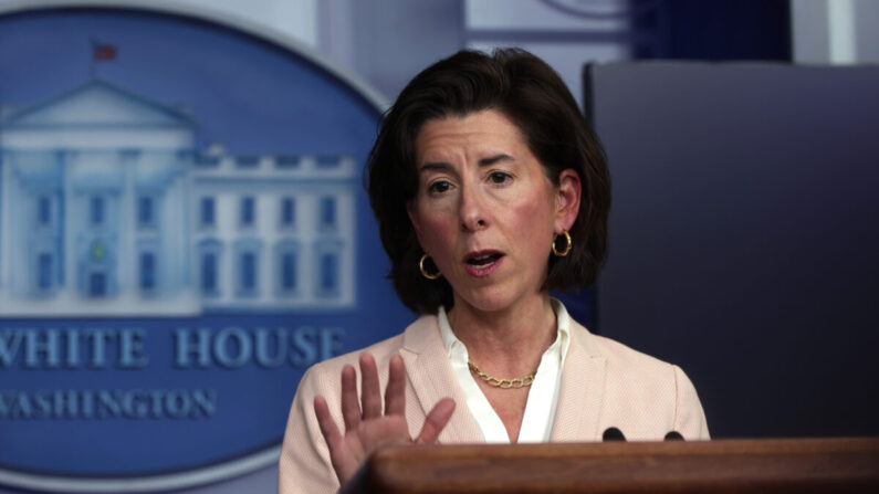 La secrétaire d'État au commerce, Gina Raimondo, s'exprime lors d'un point de presse tenu quotidiennement dans la salle James Brady de la Maison Blanche, à Washington, le 7 avril 2021. (Alex Wong/Getty Images)