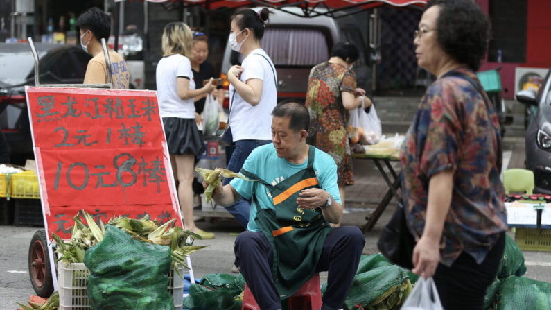 Vendeur de maïs sur un marché à Shenyang, dans la province chinoise du nord-est de la Chine, le Liaoning, le 9 juillet 2022. (STR/AFP via Getty Images)