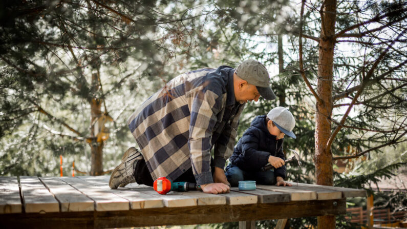 Donner aux jeunes garçons des outils pour travailler leur permet d'acquérir des compétences et offre une vision de ce qu'ils peuvent faire à l'avenir. (Smolina Marianna/Shutterstock)