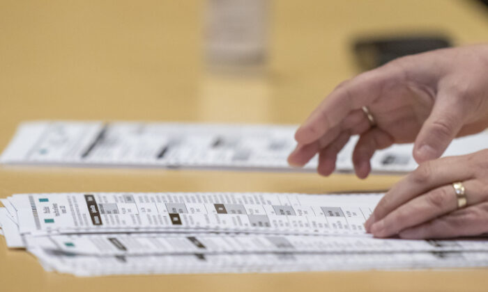 Bulletins de vote présentés aux représentants de Donald Trump lors du vote de recomptage présidentiel pour le comté de Dane, à Madison, Wisconsin, le 20 novembre 2020. (Andy Manis/Getty Images)