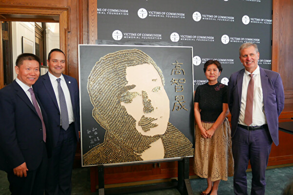 La femme de Gao Zhisheng, avocat chinois des droits de l'homme disparu, Geng He (2e à droite), accompagnée de Scott Busby (1er à droite), secrétaire d'État adjoint principal par intérim, Bob Fu (1er à gauche), fondateur et président de ChinaAid, et Andrew Brandberg (2e à gauche), président et directeur général de la Fondation du mémorial des victimes du communisme, au Musée des victimes du communisme à Washington D.C., le 20 septembre 2022. (Li Chen/Epoch Times)