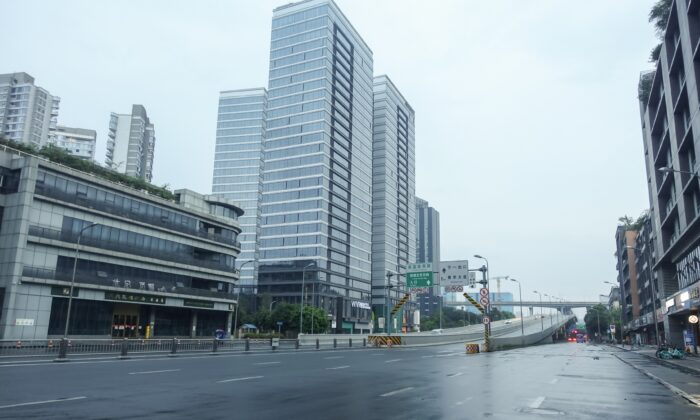 Une route vide à Chengdu, dans la province du Sichuan, en Chine, alors que la capitale provinciale est en confinement, le 2 septembre 2022. (CFOTO/Future Publishing via Getty Images)