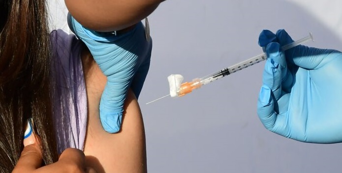 Une jeune fille reçoit une dose du vaccin Covid-19 de Pfizer à Los Angeles, en Californie, le 5 novembre 2021. (Frederic J. Brown/AFP via Getty Images)